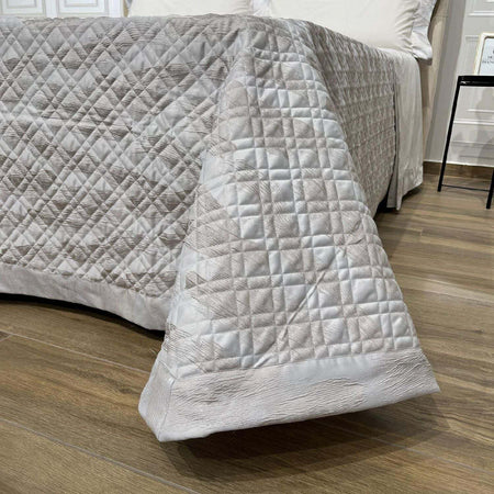 Trapuntino-matrimoniale-con-lavorazione-tono-su-tono-art.Spagna-colore-beige-misura:-270x270-sopra-tessuto:-100%-cotone-sotto-tessuto:-100%-cotone-Mon-Amour-made-in-Italy