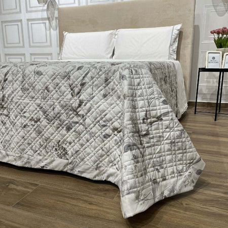 Trapuntino-matrimoniale-con-stampa-digitale-floreale-art.-Iris-colore-beige-misura:-270x270-sopra-tessuto:-100%-cotone-sotto-tessuto:-100%-cotone-Mon-Amour-made-in-Italy