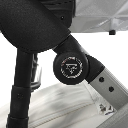 Trio Junama Diamond Mirror Satin V2 3 in 1 Pelle Bianco Navicella Grigio Telaio Cromato Prima infanzia/Passeggini carrozzine e accessori/Passeggini e carrozzine/Sistemi modulari La Casa Del Bebè - Napoli, Commerciovirtuoso.it