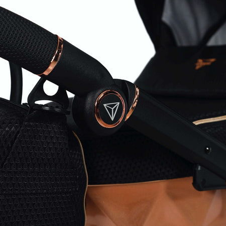 Trio Junama Diamond Mirror Satin V2 3 in 1 Tessuto Nero/Nav. Champagne Telaio Nero Prima infanzia/Passeggini carrozzine e accessori/Passeggini e carrozzine/Sistemi modulari La Casa Del Bebè - Napoli, Commerciovirtuoso.it