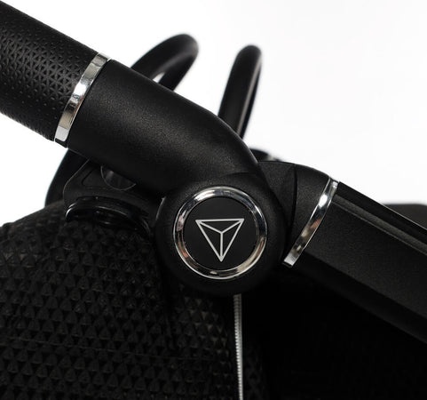 Trio Junama Diamond Mirror Satin V2 3 in 1 Tessuto Nero/Navicella Grey Telaio Nero Prima infanzia/Passeggini carrozzine e accessori/Passeggini e carrozzine/Sistemi modulari La Casa Del Bebè - Napoli, Commerciovirtuoso.it