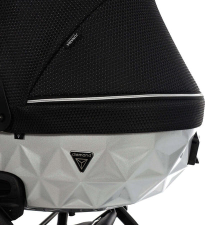 Trio Junama Diamond Mirror Satin V2 3 in 1 Tessuto Nero/Navicella Grey Telaio Nero Prima infanzia/Passeggini carrozzine e accessori/Passeggini e carrozzine/Sistemi modulari La Casa Del Bebè - Napoli, Commerciovirtuoso.it