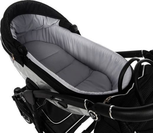 Trio Junama Diamond Mirror Satin V2 3 in 1 Tessuto Nero/Navicella Grey Telaio Nero Prima infanzia/Passeggini carrozzine e accessori/Passeggini e carrozzine/Sistemi modulari La Casa Del Bebè - Napoli, Commerciovirtuoso.it