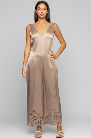 Tuta-elegante-con-dettaglio-cut-out-tuta-desiderio