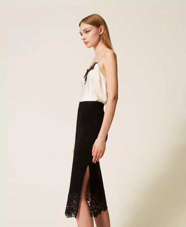 Twinset gonna longuette donna in maglia nera con pizzo ricamato e spacco laterale lato