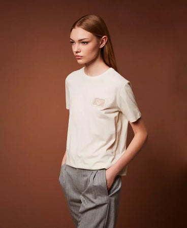T-shirt donna Twinset regular fit in cotone con ricamo trasparente e logo lettering look indossato