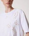 T-shirt Twinset donna in cotone bianco con ricamo ad intarsio e spalle scese dettaglio