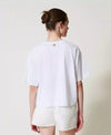 T-shirt Twinset donna in cotone bianco con ricamo ad intarsio e spalle scese dietro