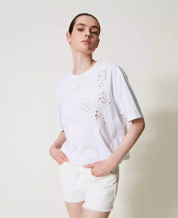 T-shirt Twinset donna in cotone bianco con ricamo ad intarsio e spalle scese indossata