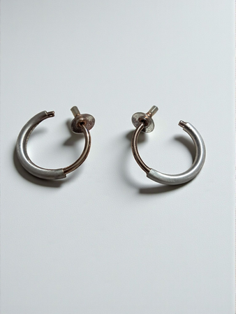 Vibes anni 2000 ✨ Set super cute composto da: ? Bracciale con perle bianche e brillantini, misura 20 cm ? Orecchini Paradiso in argento e oro, super shiny ? Anello delicato con perle bianche e finitura argentata, misura 18 mm Perfetto per outfit aest