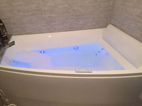 Vasca Idromassaggio Angolare 170x120cm Dreampool 1 Vasca Idromassaggio Ad Angolo Con Controllo Touch Cromoterapia E Cascata A Scomparsa Casa e cucina/Bagno/Attrezzature per bagni/Vasche da bagno/Vasche da bagno idromassaggio Shopbagno.it - Roma, Commerciovirtuoso.it