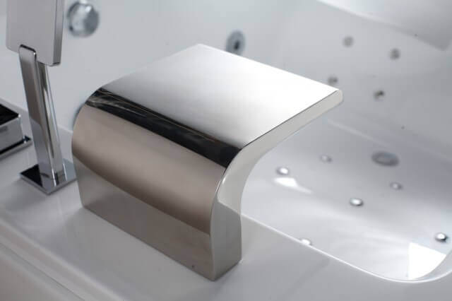 Vasca Idromassaggio Bianca E Acciaio 180x120cm Getto a Cascata Controllo Touch Poggiatesta Ergonomico E Funzione Cromoterapia Casa e cucina/Bagno/Attrezzature per bagni/Vasche da bagno/Vasche da bagno idromassaggio Shopbagno.it - Roma, Commerciovirtuoso.it