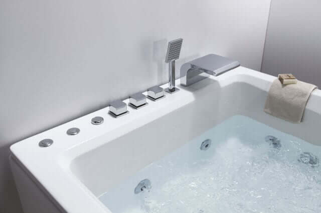 Vasca Idromassaggio Bianca E Acciaio 180x120cm Getto a Cascata Controllo Touch Poggiatesta Ergonomico E Funzione Cromoterapia Casa e cucina/Bagno/Attrezzature per bagni/Vasche da bagno/Vasche da bagno idromassaggio Shopbagno.it - Roma, Commerciovirtuoso.it