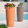 Vaso alto e tondo Dafne in plastica da esterno per piante e fiori