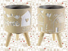 Vaso In Cemento Su Treppiede In Legno Con Decoro Familyhome In 2 Varianti Design 14zero3 Casa e cucina/Decorazioni per interni/Vasi Sogno Shop - Assisi, Commerciovirtuoso.it