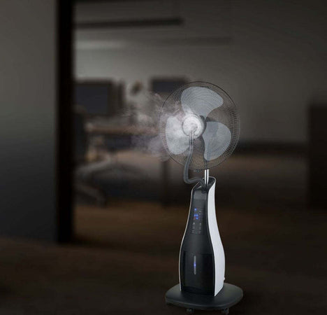 VENTILATORE-NEBULIZZATORE-A-PIANTANA-80W-3-PALE-BASE-A-ROTELLE-CON-TELECOMANDO-3-Pale-da-17-POLLICI-Capacità-3.2L