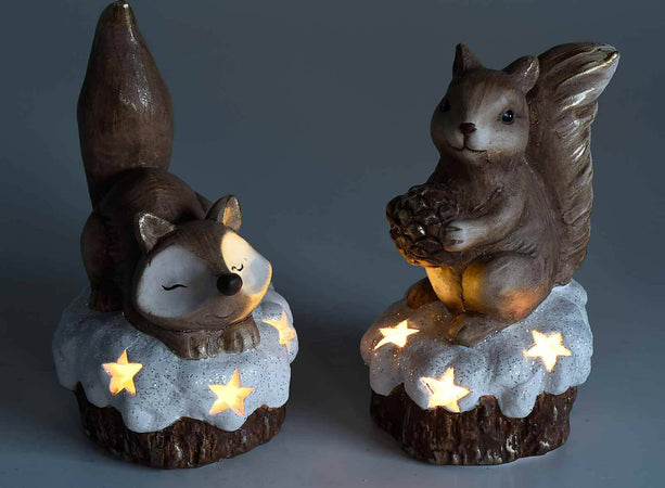 Volpe E Scoiattolo Su Tronco Innevato In Terracotta Con Luce Casa e cucina/Decorazioni per interni/Addobbi e decorazioni per ricorrenze/Decorazioni natalizie/Oggettistica Sogno Shop - Assisi, Commerciovirtuoso.it