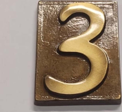 VUMME-SRL---NUMERO-CIVICO-IN-OTTONE-CON-FINITURA-BRONZATA---NUMERO-3-**