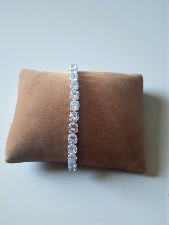 Brilla con eleganza e stile grazie a questo set gioielli donna Y2K composto da un bracciale regolabile in acciaio di titanio impreziosito da zirconi e strass luminosi, abbinato a orecchini silver scintillanti. Un mix perfetto tra glamour, eleganza e tend