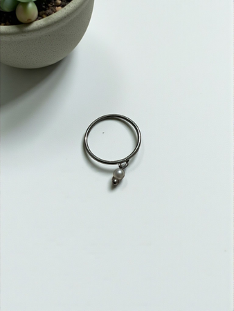 Vibes anni 2000 ✨ Set super cute composto da: ? Bracciale con perle bianche e brillantini, misura 20 cm ? Orecchini Paradiso in argento e oro, super shiny ? Anello delicato con perle bianche e finitura argentata, misura 18 mm Perfetto per outfit aest