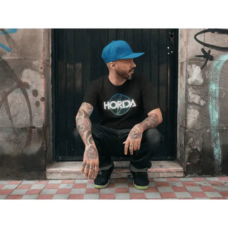 Streetwear Horda: l'essenza della cultura urbana in ogni dettaglio. Design originali, materiali di alta qualità e dettagli unici per un look che esprime la tua personalità. Scopri la collezione!