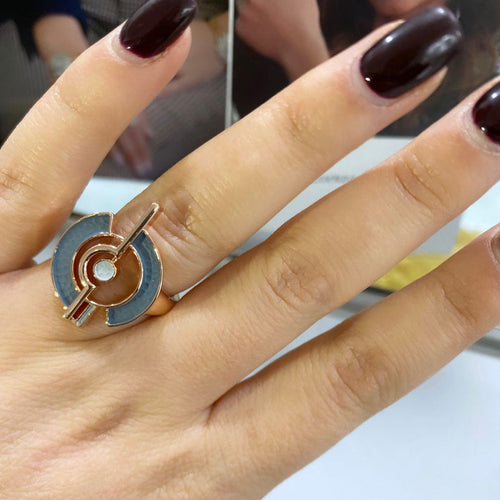 Anello Orbital Saturno Alexarte, taglia unica, design ispirato all’universo, cristalli e finiture pregiate, lavorazione artigianale Made in Italy.