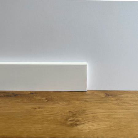 100 metri lineari di Battiscopa PREMIUM in legno MASSELLO squadrato 55x14 laccato bianco liscio - Eternal Parquet