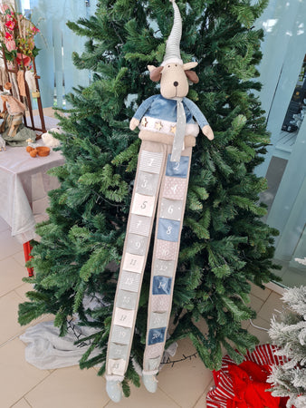 Calendario dell'avvento natalizio "Renna" decorazione in tessuto azzurra h 140 cm Casa e cucina/Decorazioni per interni/Addobbi e decorazioni per ricorrenze/Decorazioni natalizie/Calendari dell'avvento MagiediNatale.it - Altamura, Commerciovirtuoso.it