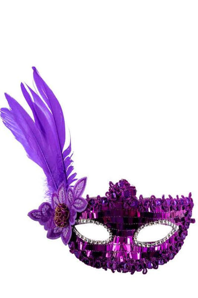 Maschera viola in plastica con paillettes, piume e decorazioni su cartoncino