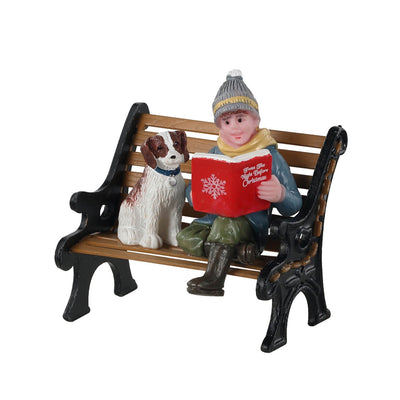 Ragazzo seduto su una panchina con il cucciolo che legge personaggio per villaggio di Natale in poliresina Casa e cucina/Decorazioni per interni/Addobbi e decorazioni per ricorrenze/Decorazioni natalizie/Oggettistica MagiediNatale.it - Altamura, Commerciovirtuoso.it