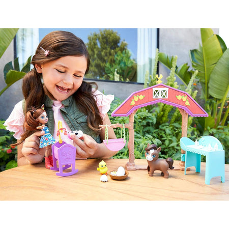 Enchantimals Barnyard Nursery Playset con Bambola 4 Personaggi e 10 Accessori