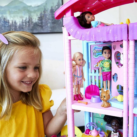 Barbie La Casa dei Giochi di Chelsea per Bambole Trasformabile con Accessori