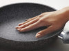 Pentola wok 32cm alluminio con rivestimento effetto pietra bavaria Casa e cucina/Pentole padelle e pirofile/Pentole e padelle/Woks Led Mall Home - Napoli, Commerciovirtuoso.it