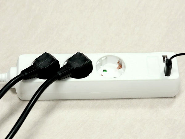 Multipresa Ciabatta Elettrica Con 2 USB e 3 Posti Schuko 10A Cavo Lungo 1,5 Metri Colore Bianco 3X1.5 mmq SKU-8774 V-Tac