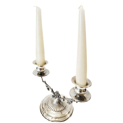 Candeliere basso a due fiamme in argento 800 con decori in stile '700