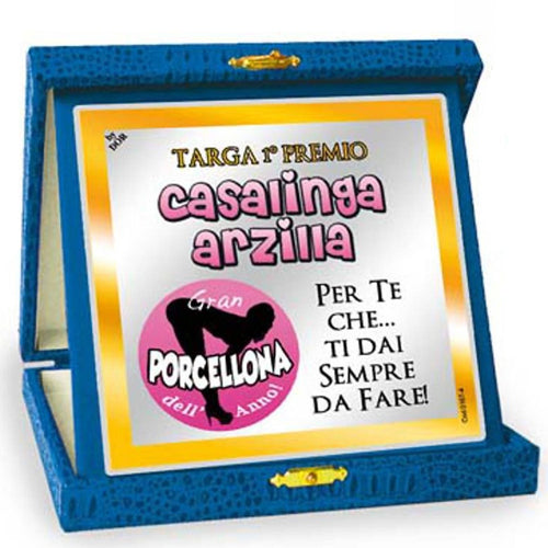 Targa in Alluminio Primo Premio Casalinga Arzilla targa premio divertente idea regalo Casa e cucina/Decorazioni per interni/Accessori decorativi/Targhe e cartelli Kondorama - Martinsicuro, Commerciovirtuoso.it