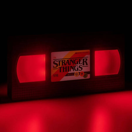 Stranger Things - Lampada Videocassetta Vhs Con Batterie Illuminazione/Illuminazione per interni/Illuminazione speciale/Mood Lights Cartoleria Deja Vu - Crotone, Commerciovirtuoso.it