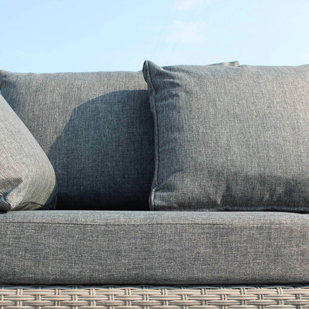 CRINIS - divano da giardino con pouf completo di cuscino intreccio in rattan sintetico Grigio Milani Home