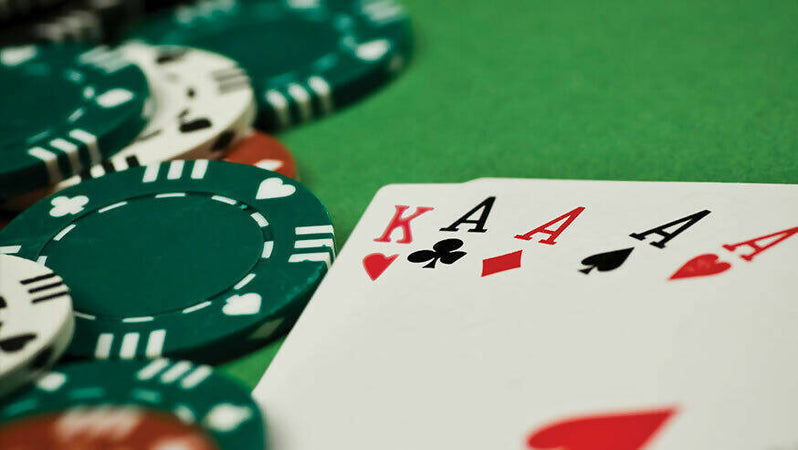 Set da poker professionale 200 fiches 2 mazzi di carte da gioco 1 tappeto da gioco e scatola in metallo