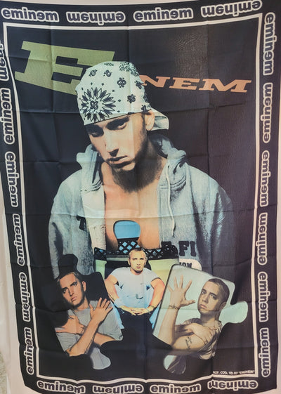 Bandiera Eminem Marshall Bruce Mathers Iii Cm 100 X 150 Verticale Uso Interno Ed Esterno Sport e tempo libero/Fan Shop/Articoli per la casa/Quadro/Stampe e poster Il Distintivo - Pesaro, Commerciovirtuoso.it