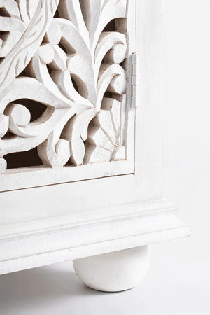 Credenza "Alinta" bianca, struttura in legno di mango, con ante intarsiate a mano, stile fusion Casa e cucina/Arredamento/Soggiorno/Credenze Decor Space - Altamura, Commerciovirtuoso.it